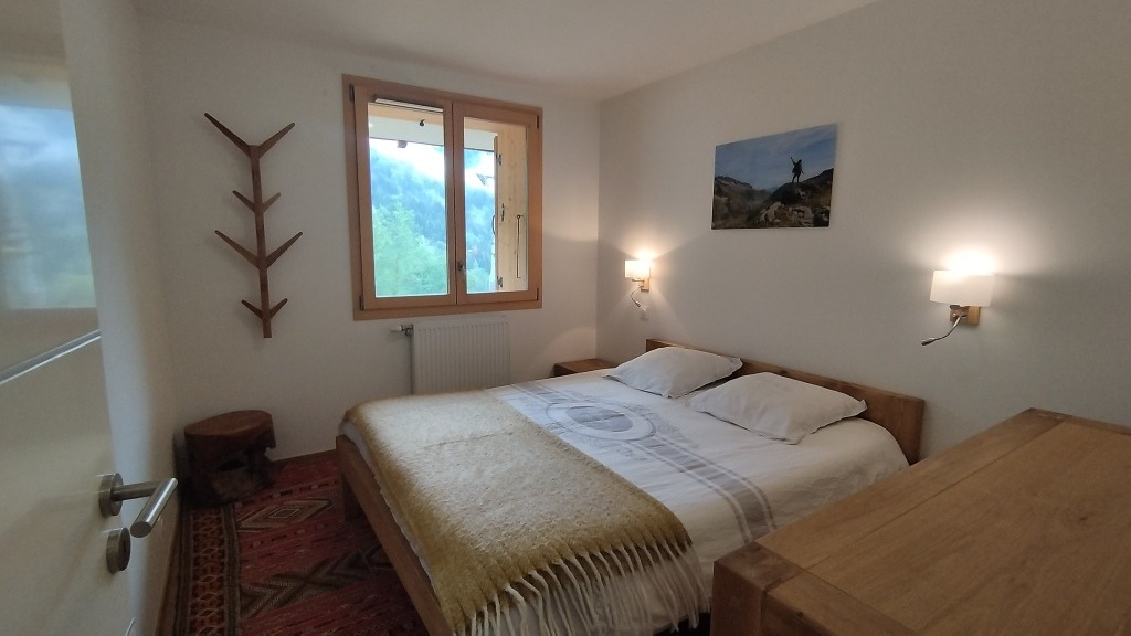 Chambre lumineuse avec grand lit