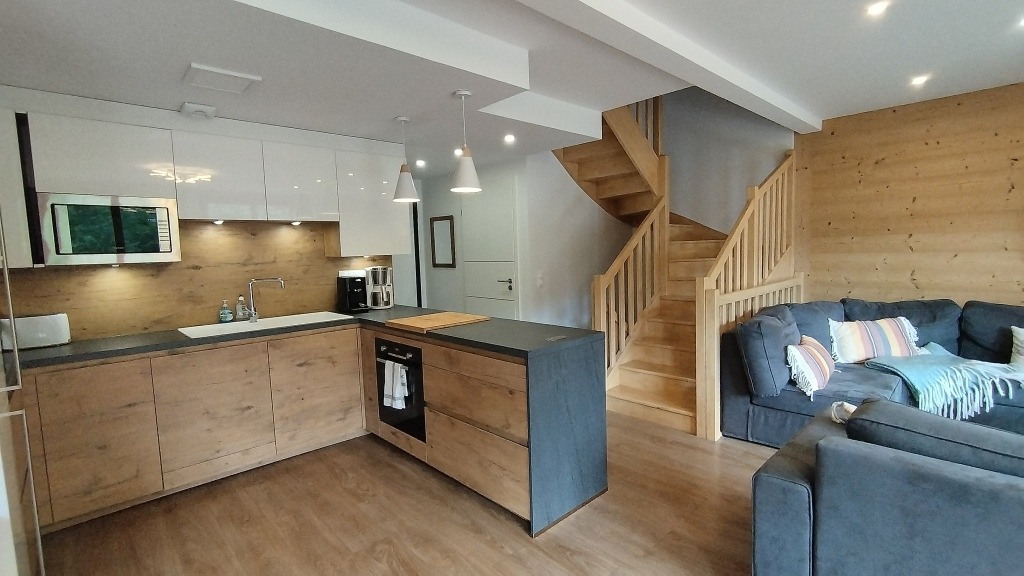 Cuisine moderne et escalier en bois